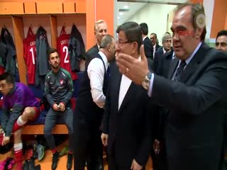 Millileri soyunma odasında ziyaret etti