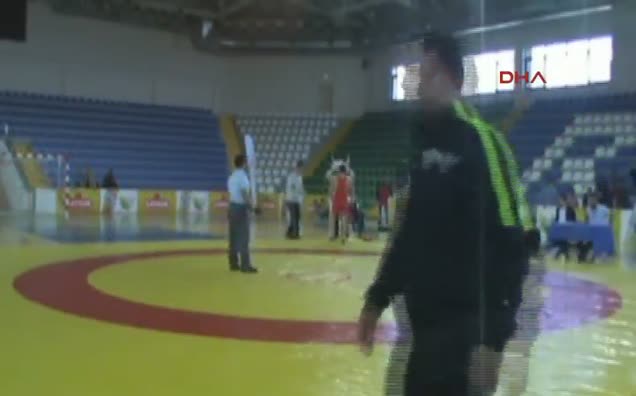 Güreş maçında yumruklar havada uçuştu