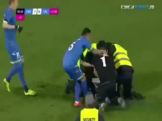 Sahaya indi kaleciye tokat attı