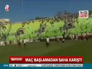 Taraftalar sahayı bastı