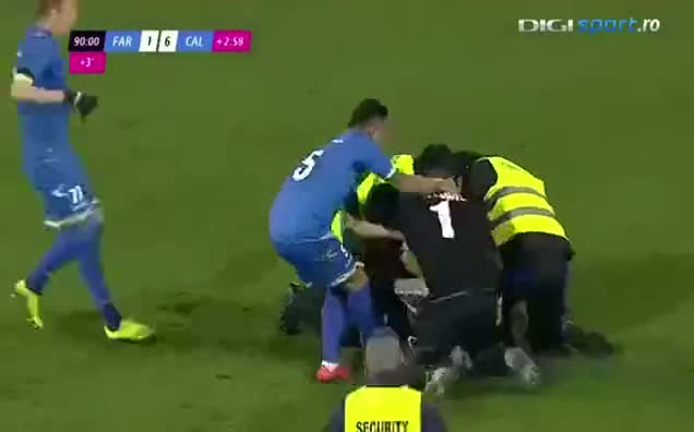 Sahaya indi kaleciye tokat attı