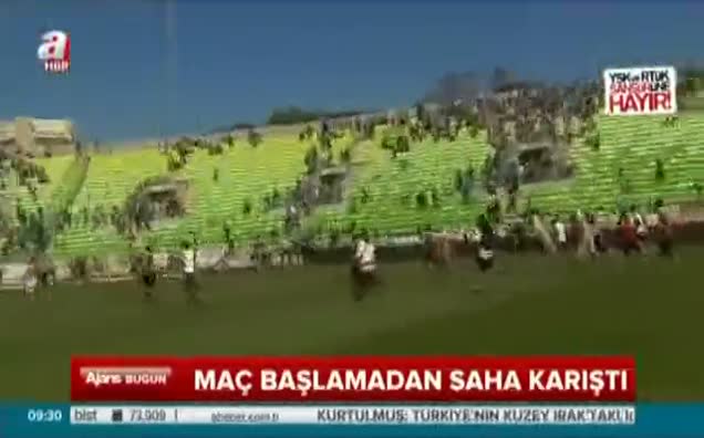 Taraftalar sahayı bastı