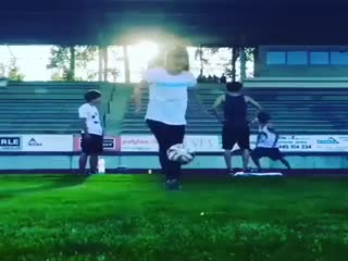 Bayan futbolcudan klas hareketler