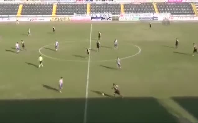 Rakibinin yüzüne acımasızca vurdu!