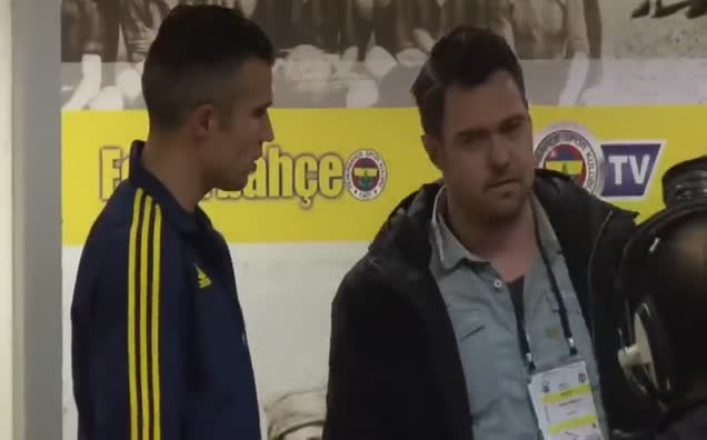 Van Persie ile röportaj esnasında fenalaştı