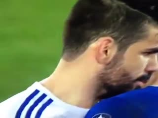 Costa rakibini ısırdı!