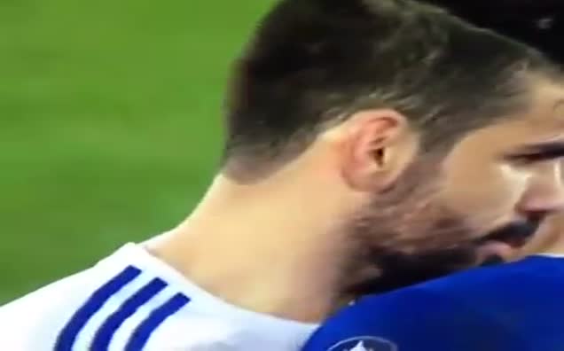 Costa rakibini ısırdı!