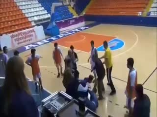 Hakeme tribünden "uçan tokat"