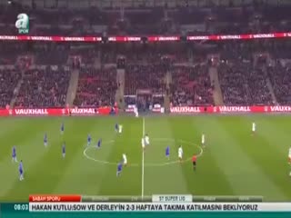 Hollanda Wembley'de güldü
