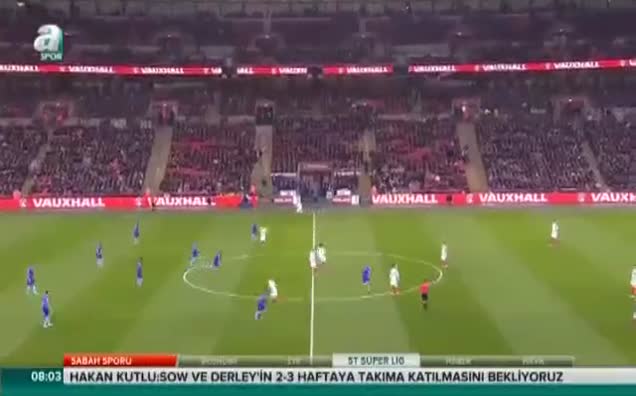 Hollanda Wembley'de güldü