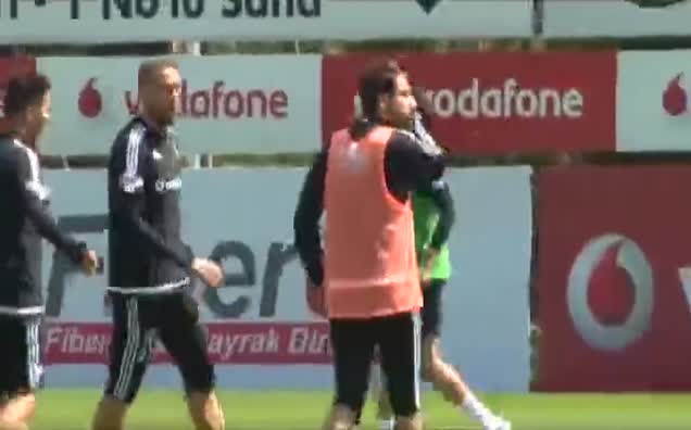 Olcay Şahan ve Tolgay Arslan idmanda kavga etti