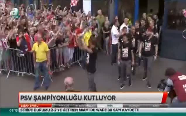 PSV şampiyonluğu kutluyor