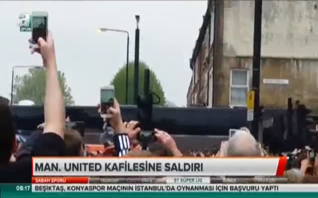 Man. United kafilesine saldırı