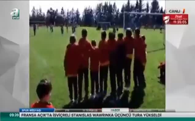 Galatasaraylı minik futbolcular Beşiktaş'ı destekledi