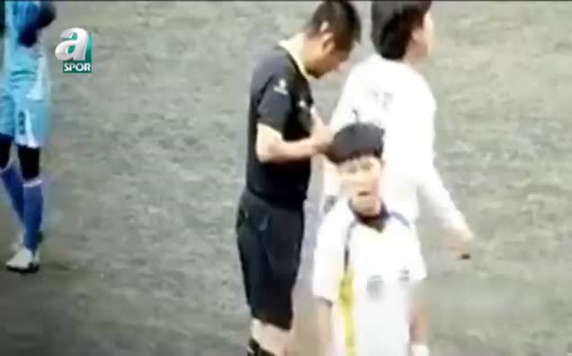 Kadın futbolcuya hakem dayağı!