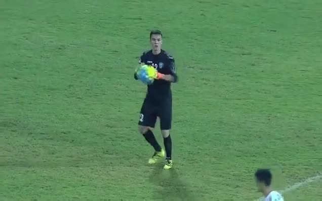Özbek kaleci degajdan gol attı
