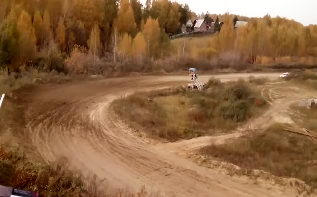 Ralli aracı pistten çıkarak hakem kulesine uçtu