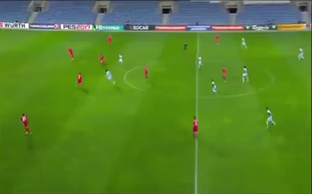 Benteke'den tarihi gol
