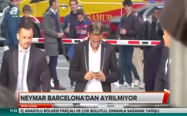 Neymar Barcelona'dan ayrılmıyor