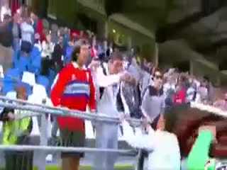 Sebastian Pol taraftara tekme attı