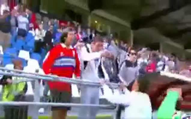 Sebastian Pol taraftara tekme attı