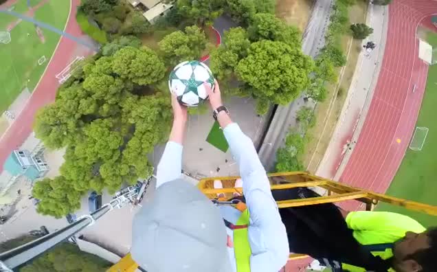 Luis Suarez'den inanılmaz top kontrolü!