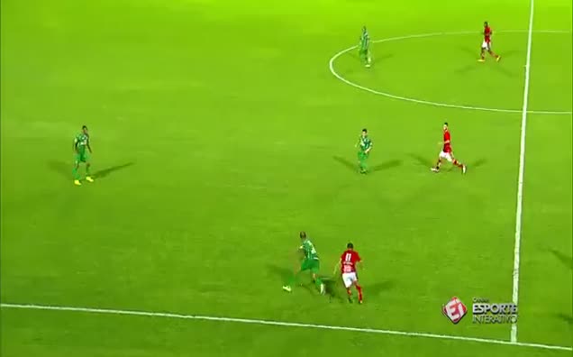 Kırmızı kart gördü hakeme saldırdı
