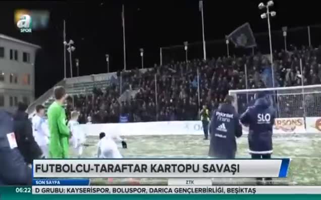 Futbolcu - taraftar arası kar topu savaşı