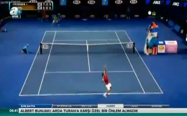Tenis topunu havada yakaladı