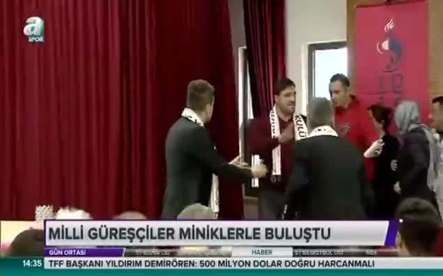 Milli güreşçiler miniklerle buluştu