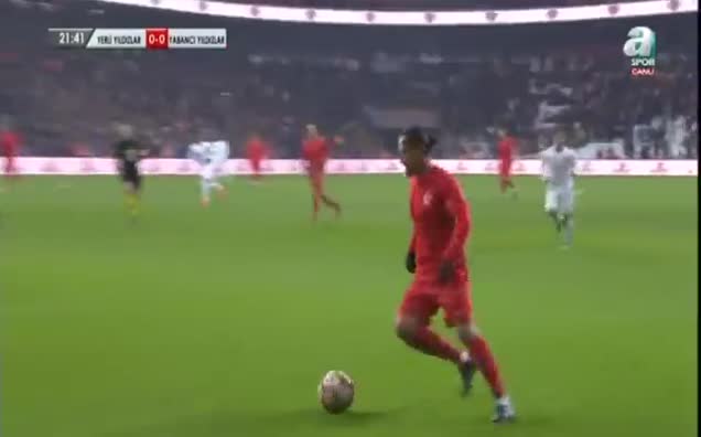 Vodafone Arena'da tüyleri diken diken eden görüntü!