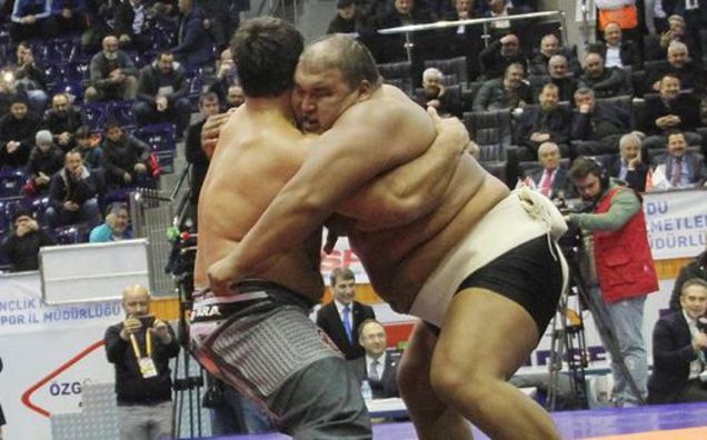 Recep Kara sumo güreşçisini yendi