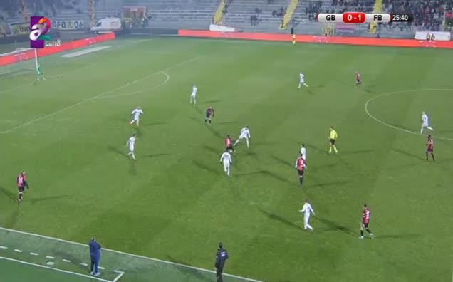 Fenerbahçe'de İsmail Köybaşı kırmızı kart gördü