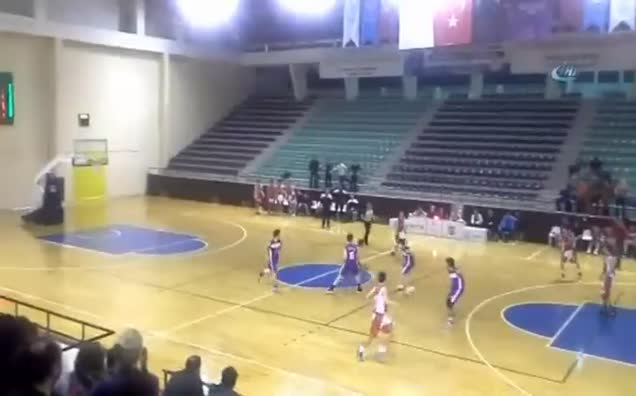 Basketbol maçında yumruklar konuştu