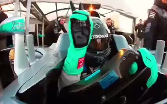 Yarış Esnasında F1 Şampiyonundan Selfie!