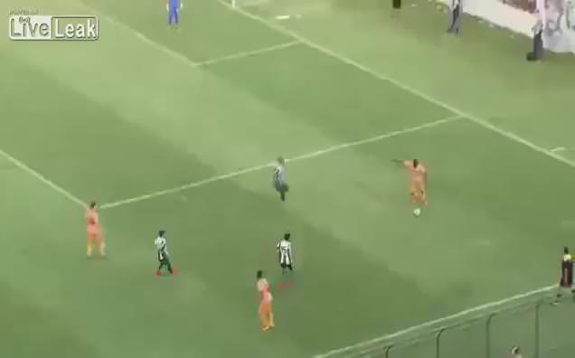 Önce futbolcular sonra taraftarlar birbirine girdi