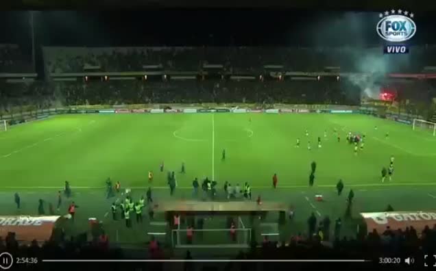 Melo uslu durmadı rakibini yumrukladı