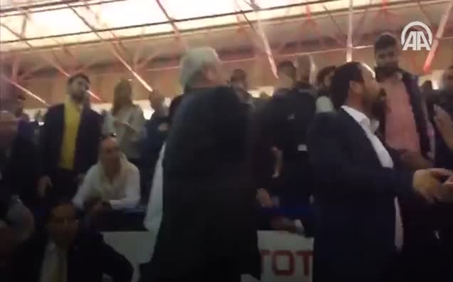 Aziz Yıldırım'ın Işık Eyigüngör'e yumruk atma anı