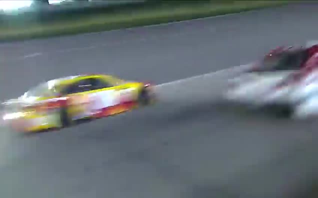 Aric Almirola'nın aracı ateş topuna döndü