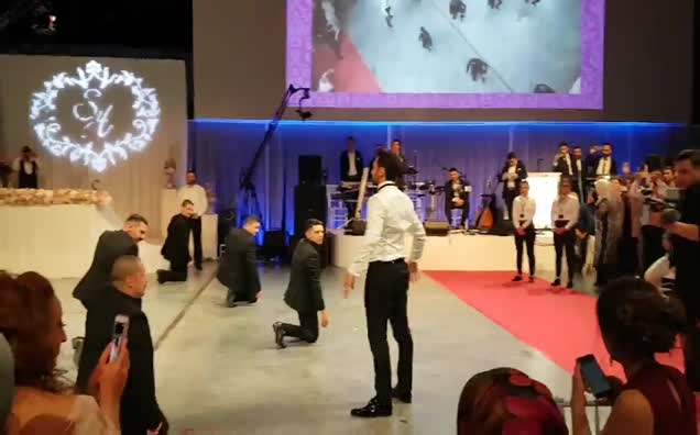 Hakan Çalhanoğlu'ndan zeybek şov