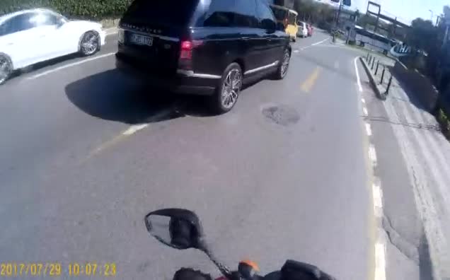 Aziz Yıldırım trafikte motosikletçi ile tartıştı