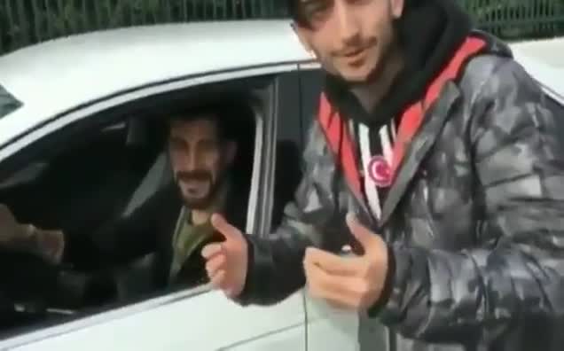 Yok artık! Yolunu kesip dua etti