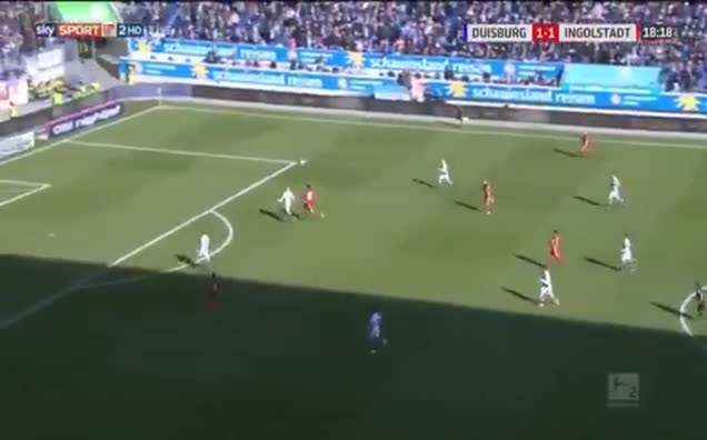 Duisburg kalecisi su içerken gol yedi