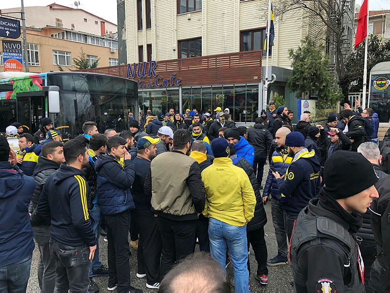 F.Bahçeli taraftardan otobüste uyarı